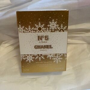 CHANEL Nº5
CHANEL
PARIS
EAU DE TOILETTE